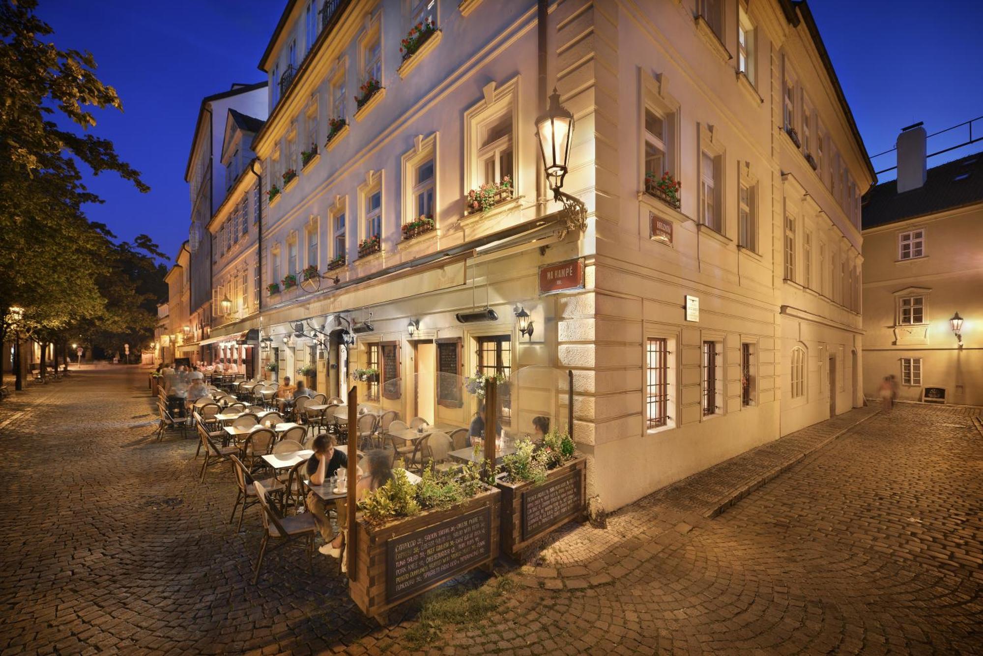 Hotel At The Golden Scissors Praga Exterior foto